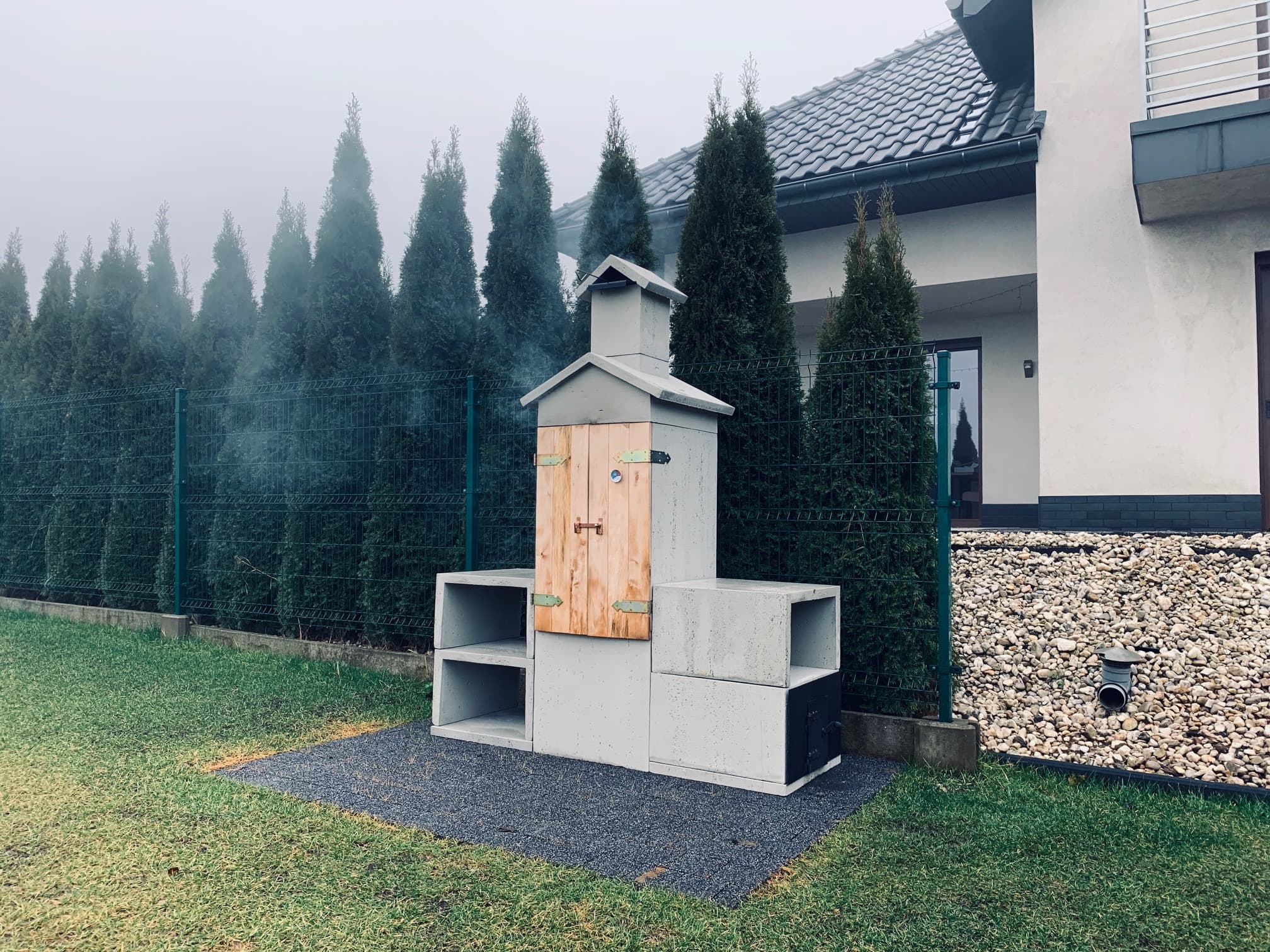 Lauko betoninė rūkykla-kepsninė Smokehouse Helios 11